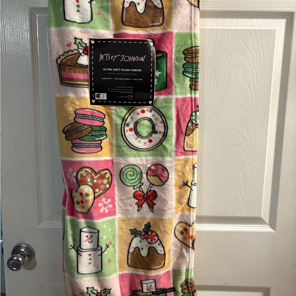 Beautiful Betsey Johnson Christmas Throw Blanket NEW & 2025 Blanket Trending NWT